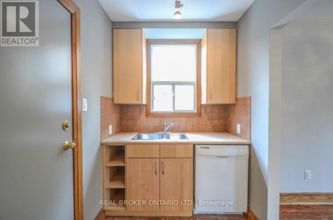 Building Photo - 6 Oriole Crescent