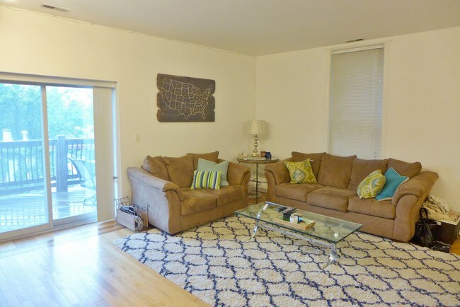 Building Photo - 449 W Belden Ave