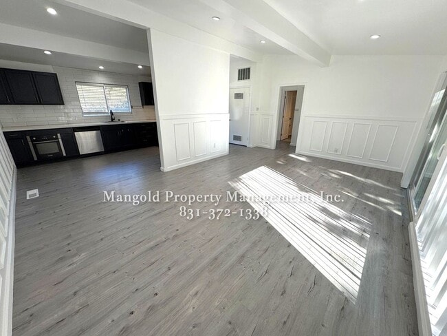 Building Photo - 635den