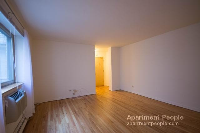 Building Photo - 528 W Oakdale Ave