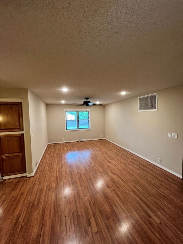 Foto principal - 3 bedroom 1. 5 bath home in Rogers / fence...