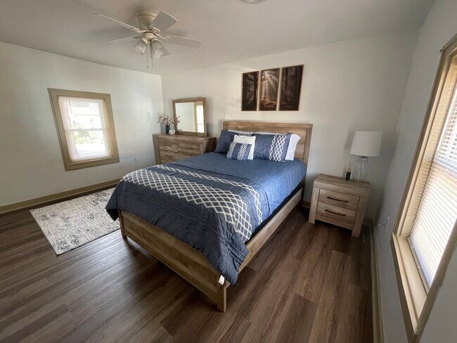 Dormitorio con cama de matrimonio, cómoda, mesita de noche y televisor de 50 pulgadas. - 2312 Old Berwick Rd