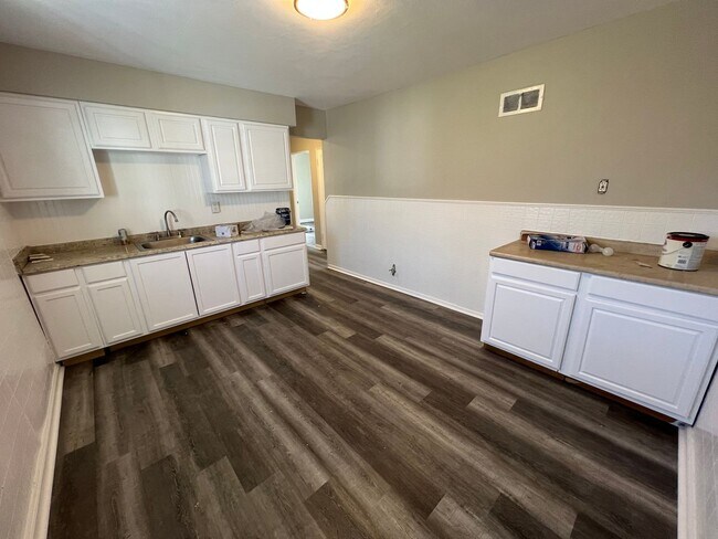 Foto del edificio - Recently Renovated Three Bedroom Coming Av...