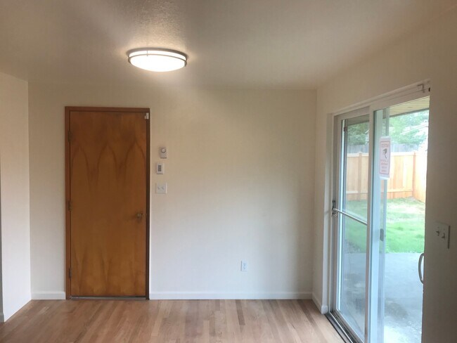 Foto del edificio - 3 Bed 1.75 Bath SFR Rambler Everett