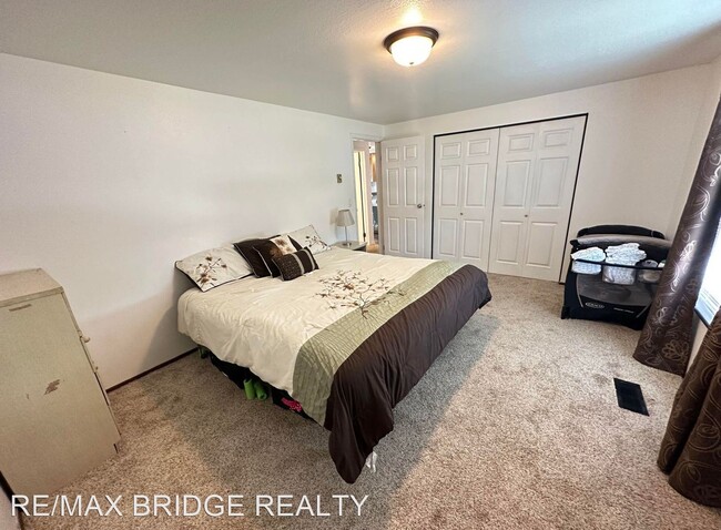 Building Photo - 4 br, 2 bath House - 855 N 200 E