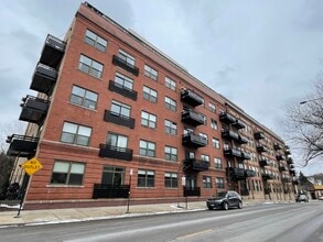 Building Photo - 1735 W Diversey Pkwy