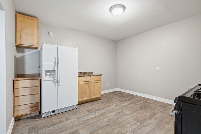 Building Photo - Updated 2-Bed 1-Bath Unit - Available Now!