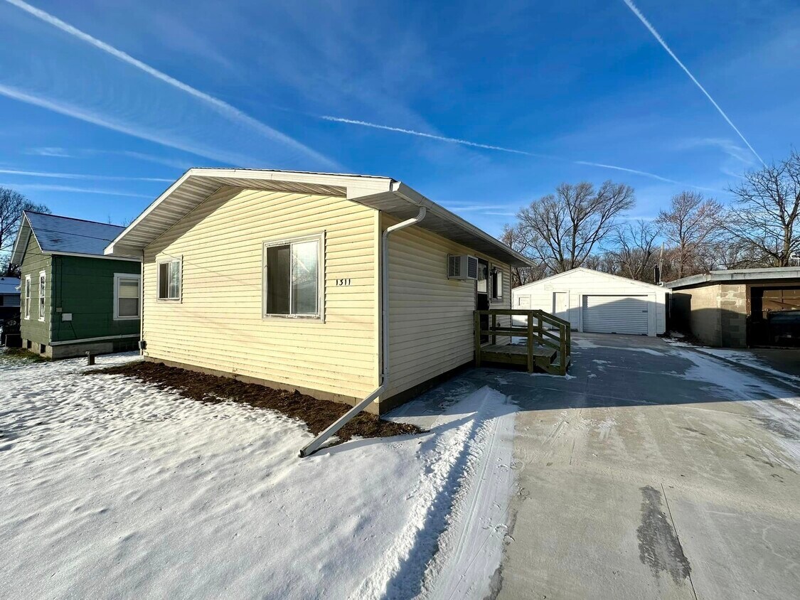 1311 La Crescent St, La Crosse, WI 54603 Townhome Rentals in La