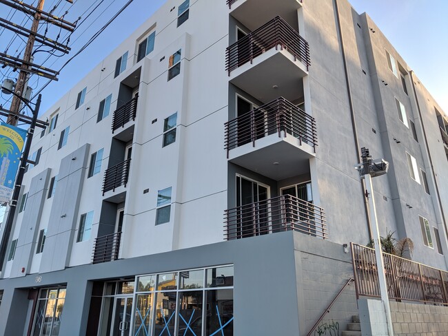Foto del edificio - 7343 Reseda Blvd