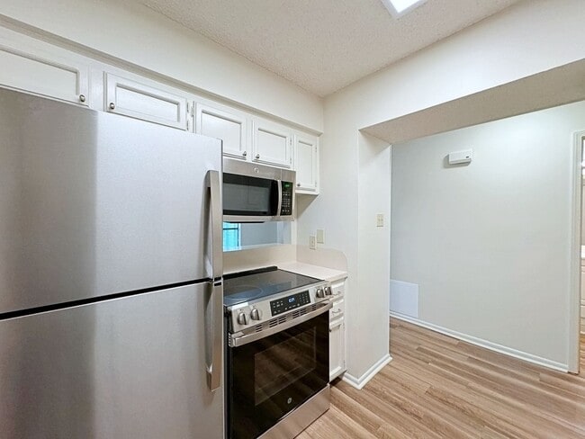Building Photo - 1 Bedroom Downstairs condo available now! Community Pool