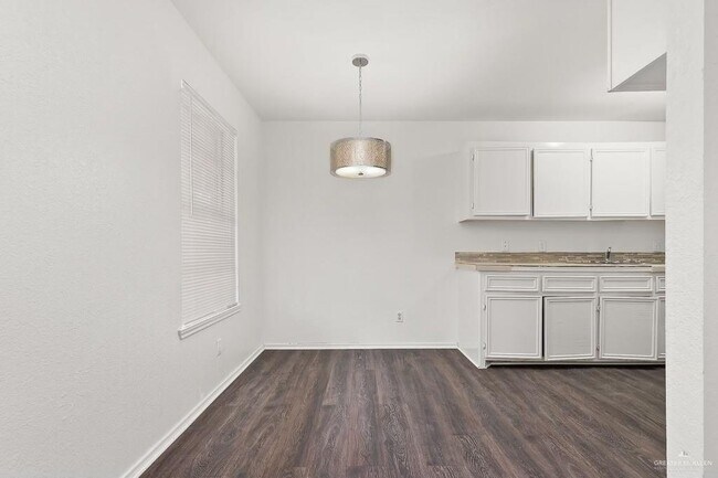 Building Photo - 402 Gastel Cir