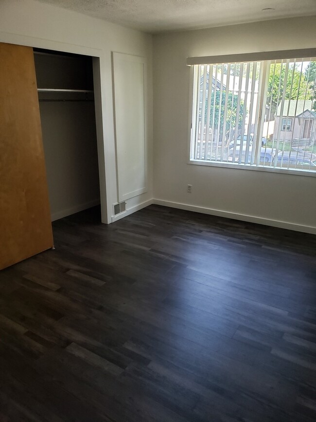Foto del edificio - 1640 sf 3 bed 1 bath