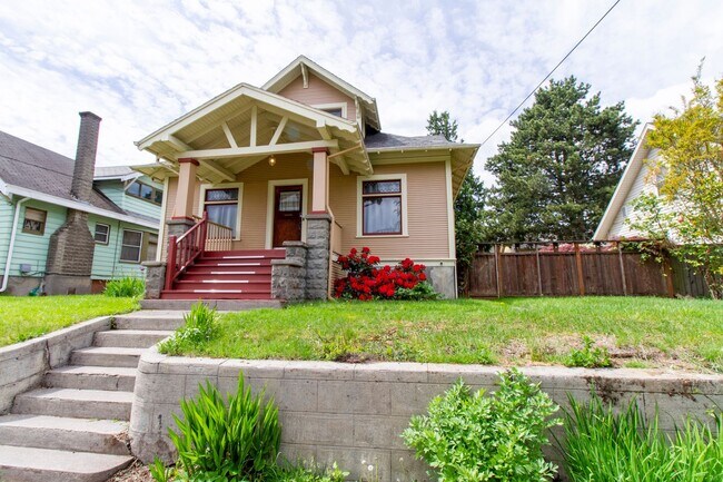 Foto del edificio - Gorgeous Craftsman Home near N Mississippi with Fenced Yard, Ample Storage!