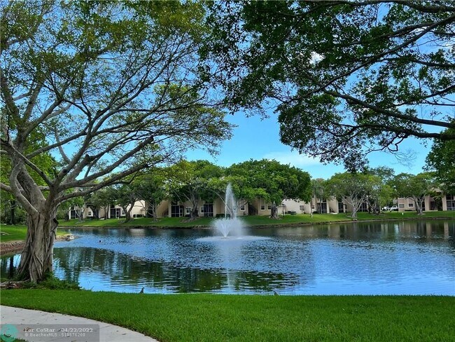 Foto del edificio - 640 Cypress Club Way