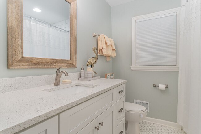 Foto del edificio - 5817 Fredericksburg Drive – Forest Hills |...