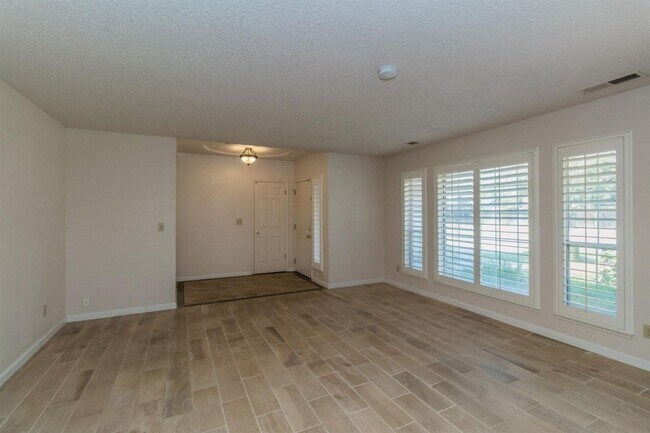 Building Photo - Beautiful 3 bedroom available