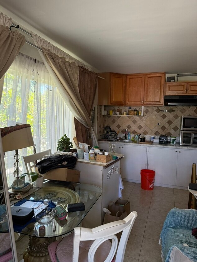 Foto del edificio - 5947 Corbin Ave