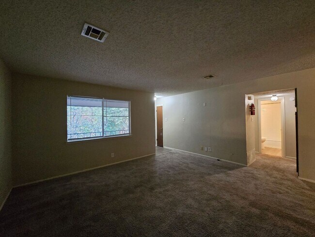 Foto del edificio - WATER INCLUDED - AVAILABLE NOW!