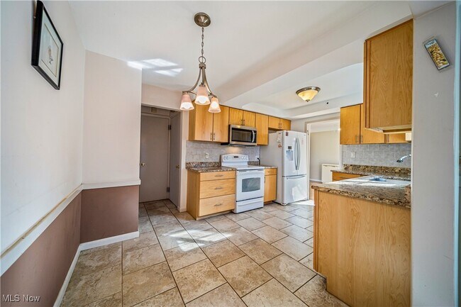 Foto del edificio - 21516 Halworth Rd