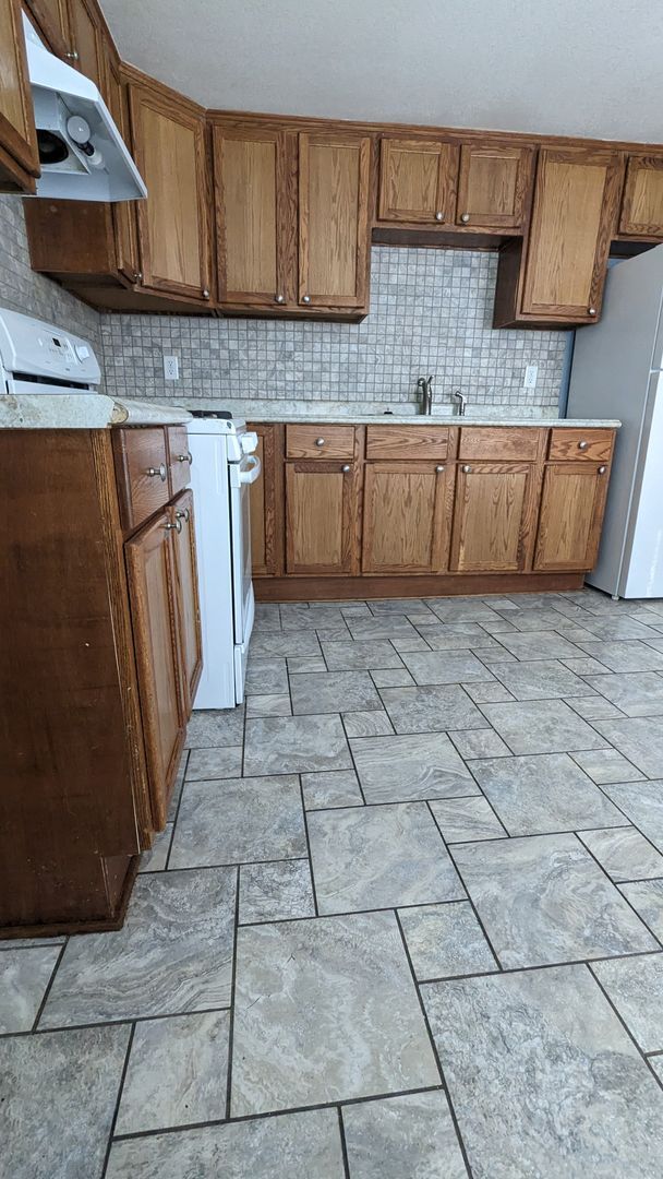 Building Photo - 3 bedroom/2 bath home