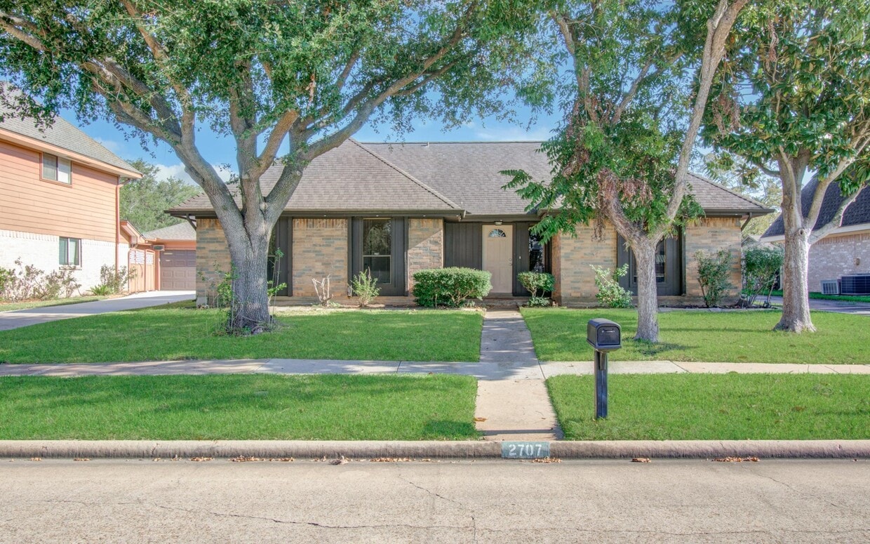Foto principal - 2707 Planters St