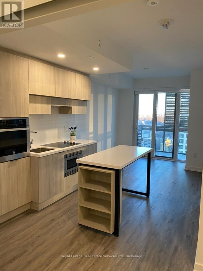 Building Photo - 39 Roehampton Ave