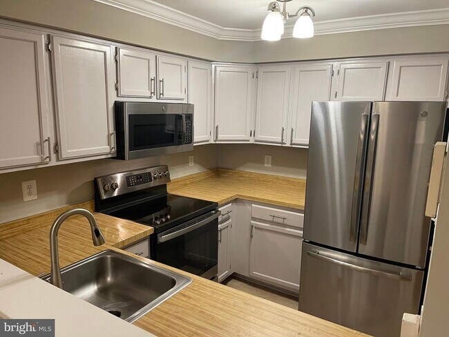 Foto del edificio - 7702 Lexton Pl