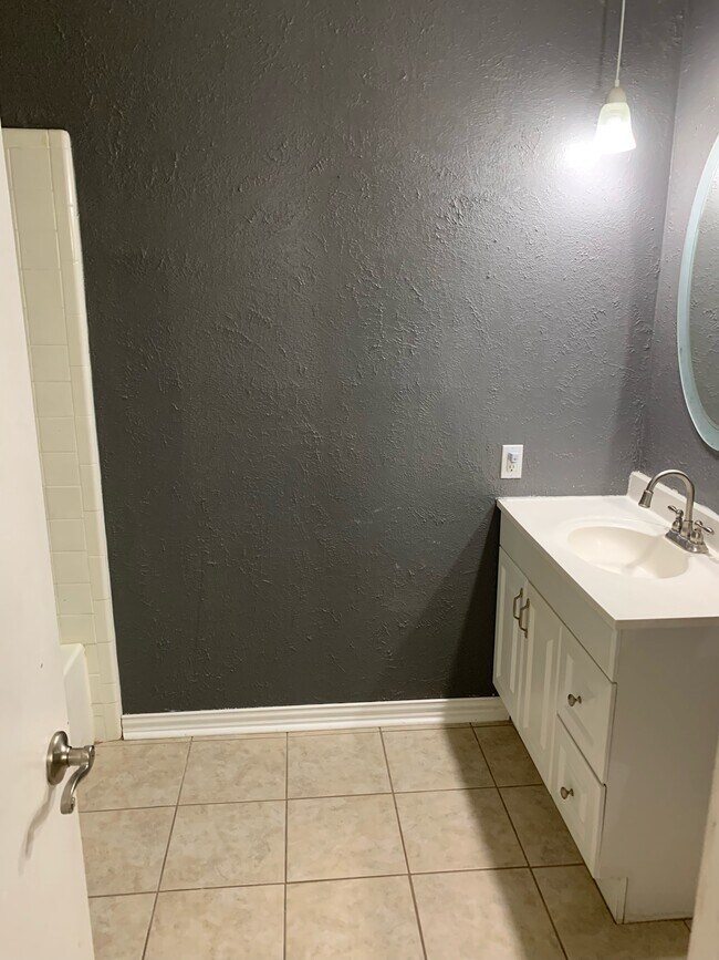 Hall Bath - 9421 County View Rd