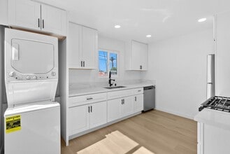 Building Photo - 4082-4084 Chamoune Ave