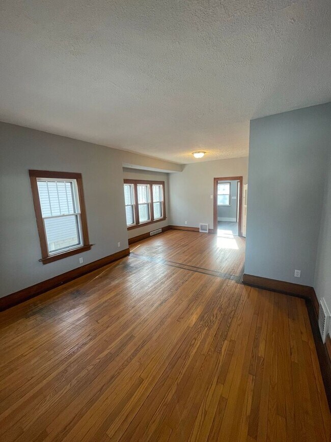 Building Photo - 3 Bedroom Single Family