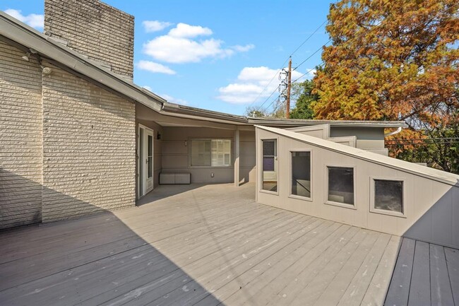 Building Photo - 6303 Deerwood Rd