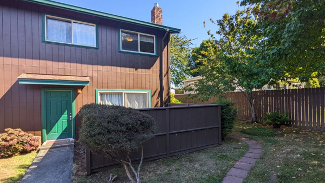 Foto principal - Quiet Peaceful Furnished 3/1.5 Condo, some...