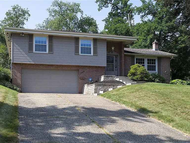 Charming 4-Bed Retreat with Finished Basem... - Charming 4-Bed Retreat with Finished Basem...