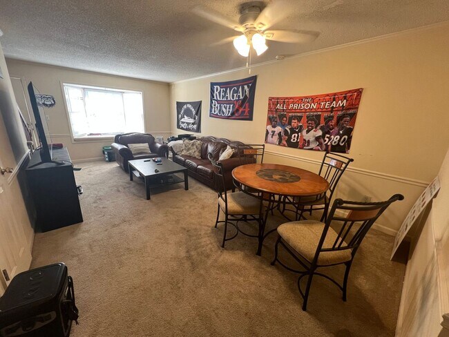 Building Photo - 2 Bedroom Apartments/Townhomes in Five Points!