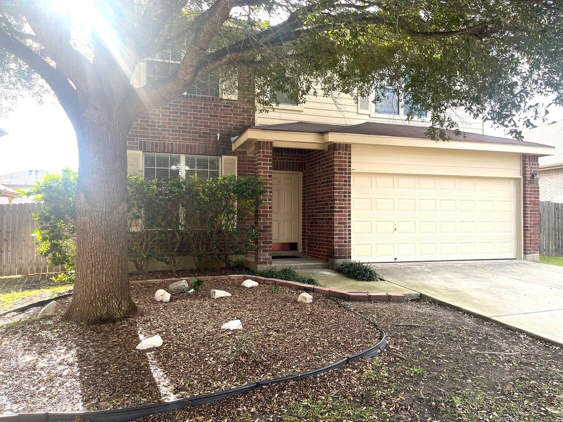 Primary Photo - 4 Bedroom 2 1/2 Bath in Cibolo!