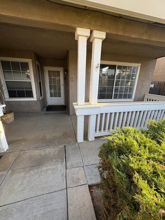 Building Photo - 2135 Greenbriar Dr