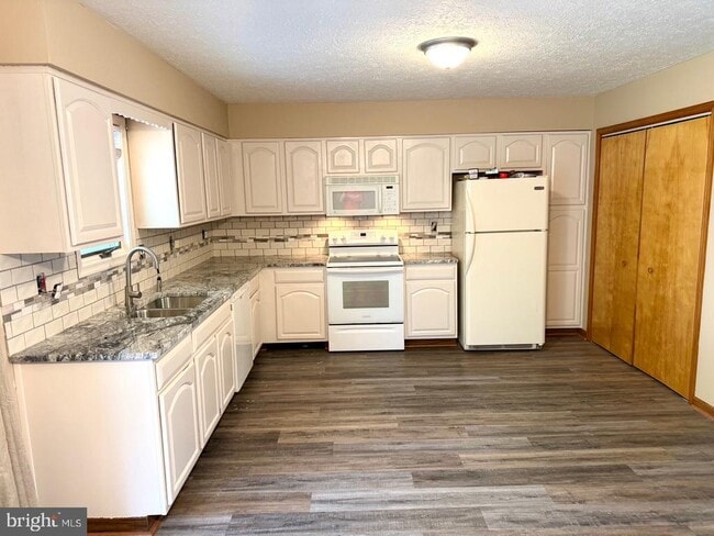 Foto del edificio - 1121 Progress Rd