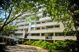 Building Photo - 630 Roselawn Apartments