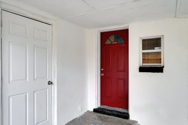 Building Photo - 140 W 43rd St