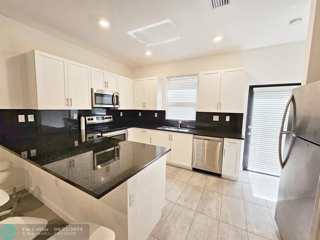 Building Photo - 1606 SW 28th Ct