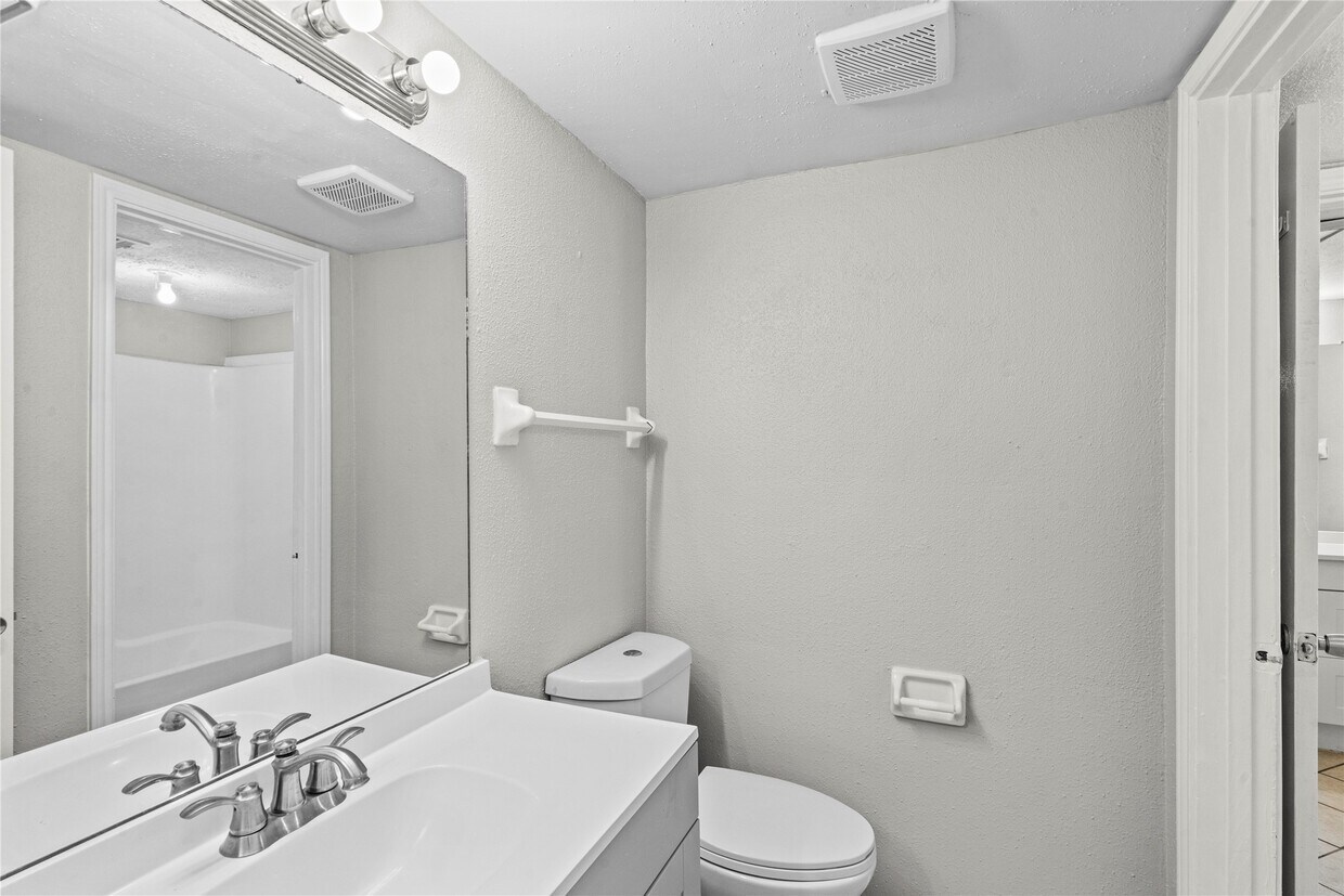 Building Photo - 2202 16th Ave N