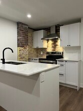 Building Photo - 27 Peter St N