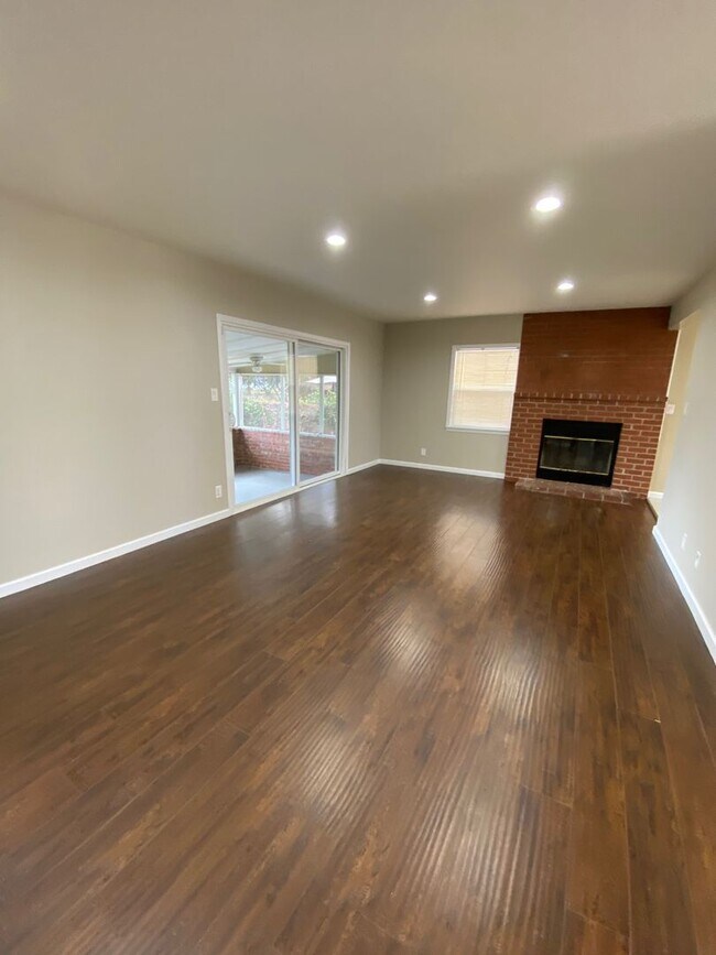 Foto del edificio - Single story 3 bed, 2 bath home with yard.