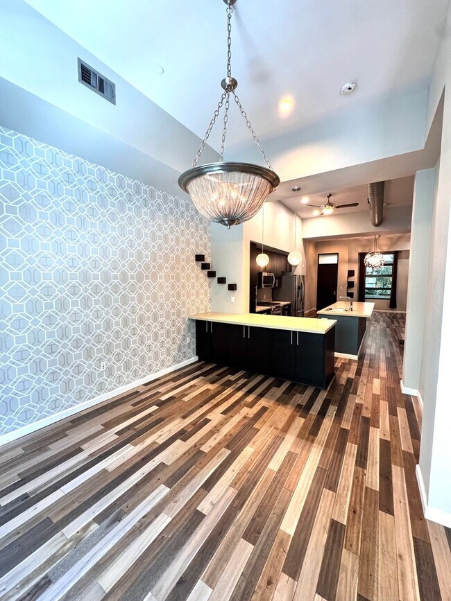 Building Photo - Luxury Townhome Living in the Heart of Downtown Long Beach | 2 Bed + 2.5 Bath | 1,875 SF