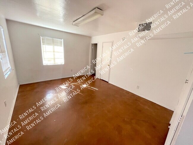 Building Photo - COMING SOON: Spacious casita with private ...