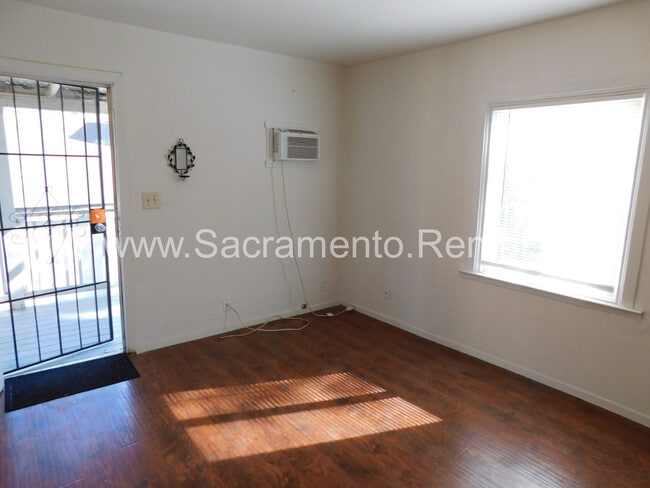 Building Photo - Cute 1 bd/1 ba Sacramento Cottage