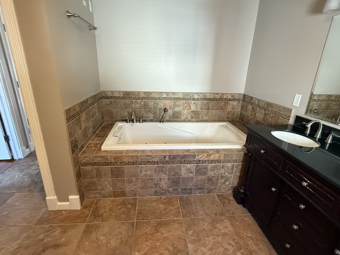 Photo - 233 Country Club Rd-