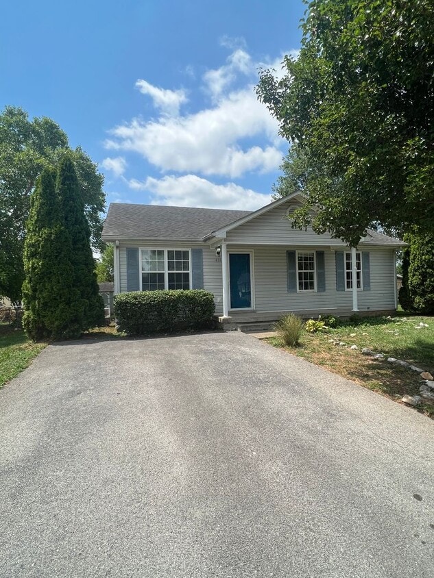 Primary Photo - Spacious 3 bedroom, 2 bathroom home near R...