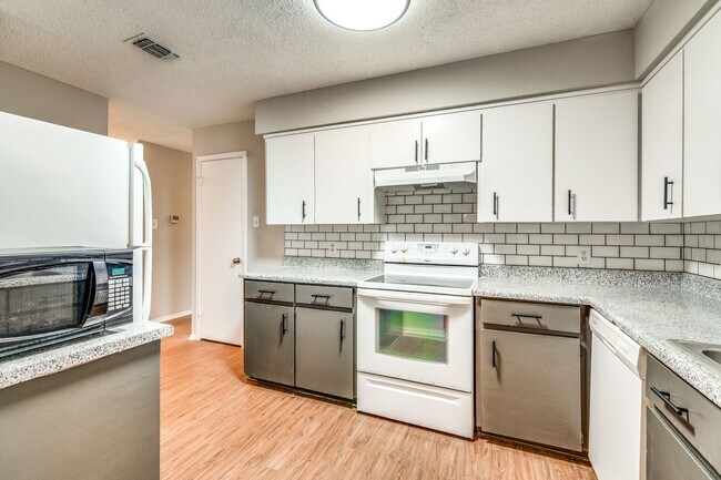 Foto del edificio - Charming 3-Bedroom Home Near Eagle Mountain Lake – Spacious, Updated & Ideally Located