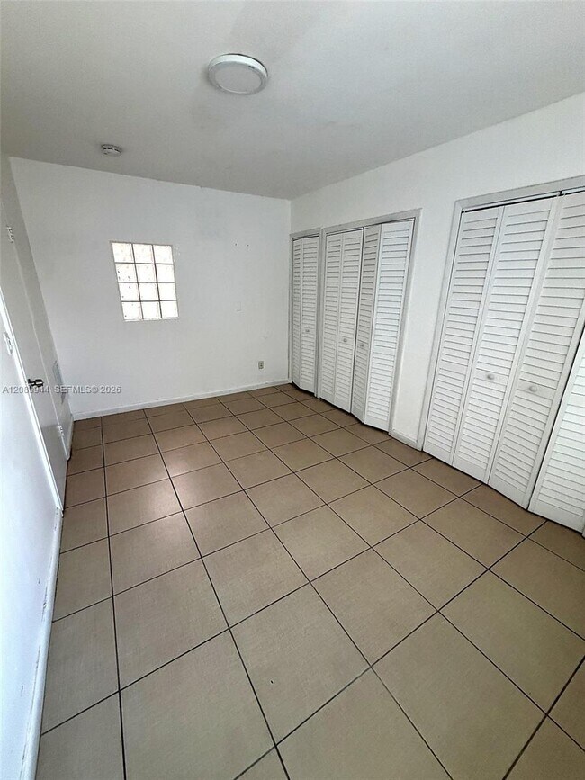 Building Photo - 1255 W 64th Terrace